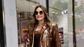Mariska Hargitay : combi à sequins et push up, impossible de la rater avec un look de Claudette