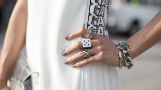 Cette teinte de vernis permet de rajeunir les mains quand elles commencent à se fripper