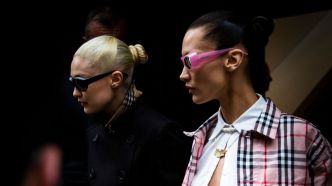 Parfait quand il fait chaud, le chignon préféré des mannequins et des stars est aussi le plus facile à reproduire