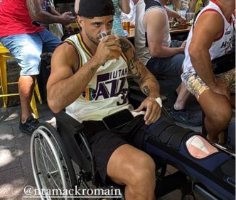 Opéré ce lundi matin, Romain Ntamack a déjà repris la bière avec ses coéquipiers