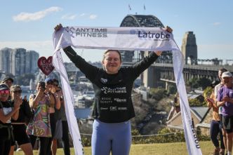 Une Britannique finit une course record de 3 800 km à travers l'Australie
