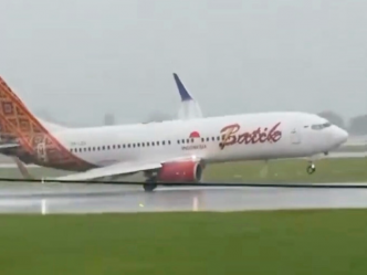 Un Boeing 737 de Batik Air fait un atterrissage spectaculaire en pleine tempête en Indonésie