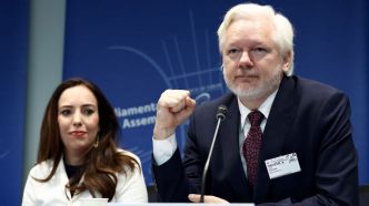 Un an après sa libération, le message de Julian Assange