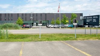5 gardiens pour 1 migrant: Ottawa donne un contrat de 26 M$ à Garda au Centre de surveillance de l'immigration à Laval