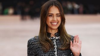 Jessica Alba mise sur la transparence, dans une robe bustier qui sculpte son corps fuselé