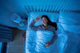 Pourquoi votre peau vous remerciera de dormir sur le dos, selon des experts