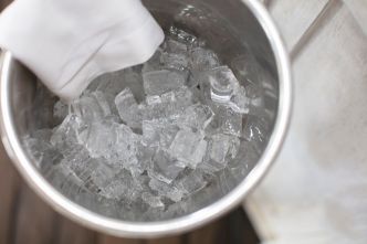 Comment rafraîchir une pièce avec des glaçons ?