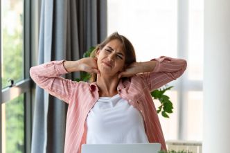 Douleurs cervicales inexpliquées : et si le stress en était la clé ?