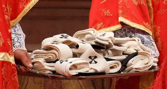 Ce 29 juin, le pape Léon renouera avec une tradition : il imposera lui-même le pallium aux nouveaux archevêques.