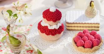 Dinette DIY : modèle gratuit pour réaliser 3 pâtisseries en crochet