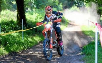 Élie Le Dez devance Xavier Flick lors de l'enduro de Scaër
