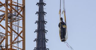 Notre-Dame de Paris : La flèche retrouve la première de ses 16 statues monumentales restaurées