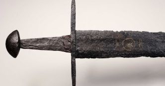 Archéologie : découverte par hasard dans une rivière aux Pays-Bas, une rare épée révèle les croyances d’un guerrier mort il y a plus de 1000 ans
