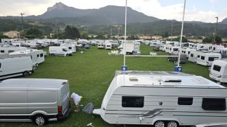 Sur le stade de rugby de Sisteron, près d'une centaine de caravanes se sont installées