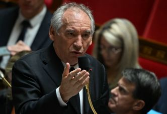 Retraites: la gauche veut censurer Bayrou, le RN renvoie aux budgets