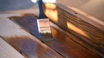 Comment transformer un vieux meuble en bois ?