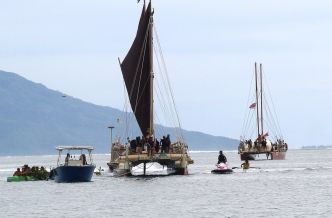 Hōkūle'a accueillie avec ferveur au parc Paofai