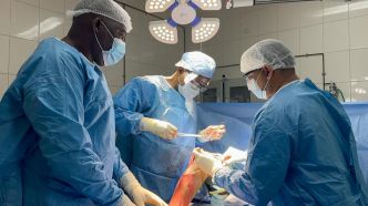Plus besoin d'évacuer les patients hors du Gabon pour une pose de prothèse totale de genou, soutient le Dr Pierre Nzenguet-Mouele