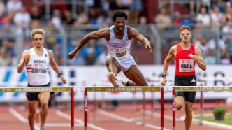 Un athlète américain signe son record de la saison sur 400m haies... en courant le sexe à l'air