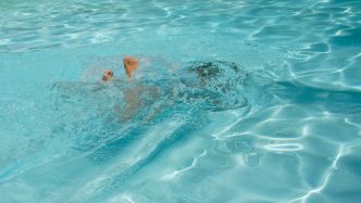 Elle est morte noyée dans sa propre piscine : la baignade d'une femme de 45 ans tourne au drame