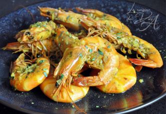 Crevettes snackées au curry vert, vin blanc & épices