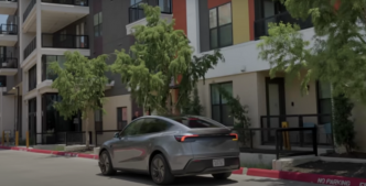 Tesla lance ses robotaxis : de premiers incidents sur la route suscitent l’inquiétude et un Model Y livré seul sans conducteur à bord (vidéo)