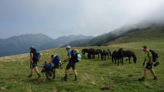 "L'impression de servir à quelque chose" : dans les Pyrénées, valides et personnes handicapées découvrent la montagne