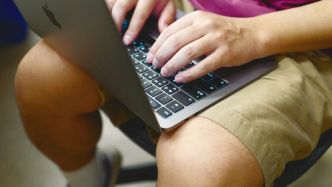 Shorts, tongs, nuisette... en cas de canicule, toutes les tenues sont-elles tolérées au travail ?
