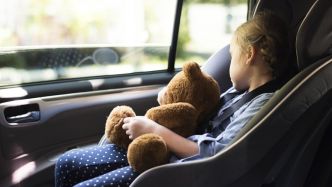 Canicule : une fillette de 2 ans laissée seule dans une voiture en plein soleil, sa mère était partie faire des courses avec la grand-mère