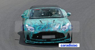 La version sportive de l'Aston Martin DB12 Volante débute ses essais sur le Nürburgring.