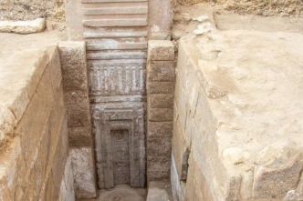 Les archéologues stupéfaits par une porte géante en granit rose dans une tombe de l'Ancien Empire