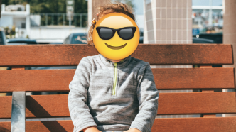 Même avec un émoji sur la tête, poster des photos de ses enfants sur les réseaux sociaux n'est pas une bonne idée