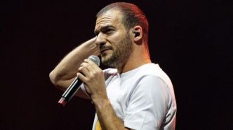 Amir : des drapeaux palestiniens brandis à son concert, il répond sur scène