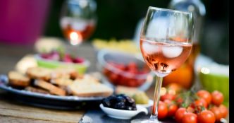 Glaçons dans le vin : hérésie ou bonne idée quand il fait très chaud ?