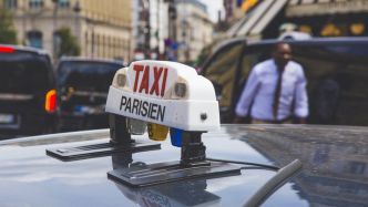 Au lendemain de la Fête de la Musique, ils ratent leur avion et décident de rentrer chez eux en taxi à 800 km : plus de 1700 euros pour un trajet Paris-Manchester