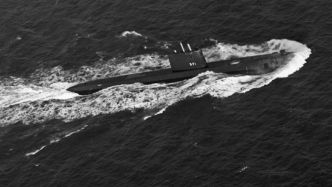 Scène surréaliste en pleine mer : un sous-marin russe surgit à quelques mètres d'un chalutier breton