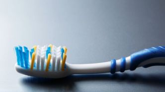Il avait très mal au ventre : les médecins découvrent une brosse à dents coincée dans son intestin depuis 52 ans