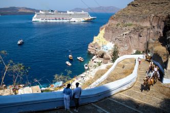 Grèce: les compagnies de croisière mises à contribution pour accoster à Mykonos et Santorin