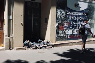 Pendant la canicule, les sans-abri en première ligne : « On aimait bien se mettre à l'ombre ici, mais ils ont mis une barrière »