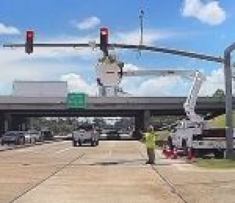 Un camion percute un électricien dans une nacelle