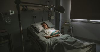 Une femme enceinte décède d'une péritonite malgré quatre passages aux urgences
