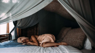Les experts sont formels : voici pourquoi vous ne devez surtout pas dormir en tenue d'Eve pendant une canicule