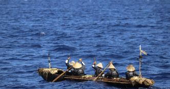 Traverser une mer dangereuse en canoë comme à l'âge de la pierre