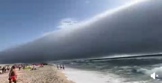 Un étrange nuage en forme de vague géante a semé la panique parmi les baigneurs au Portugal