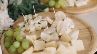 Ce fromage "qui ne fait pas grossir" aide aussi à combler les envies de sucre pendant la ménopause