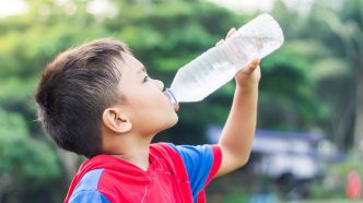 Les eaux en bouteille ont-elles vraiment des goûts différents ? Un expert nous répond