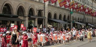 Fête des écoles de Genève: Les casquettes achetées par la Ville pour les promotions viennent de Chine