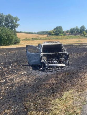 Une voiture prend feu, l'incendie se propage dans un champ à Challignac