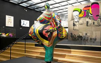 Des « Nanas » de Niki de Saint Phalle aux machines « inutiles » de Jean Tinguely... Quelque 200 œuvres exposées à Paris