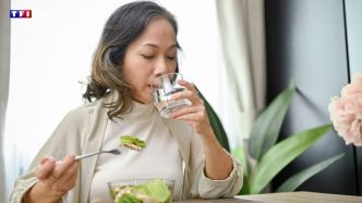 Pourquoi boire de l'eau à table peut améliorer votre digestion ? | TF1 INFO